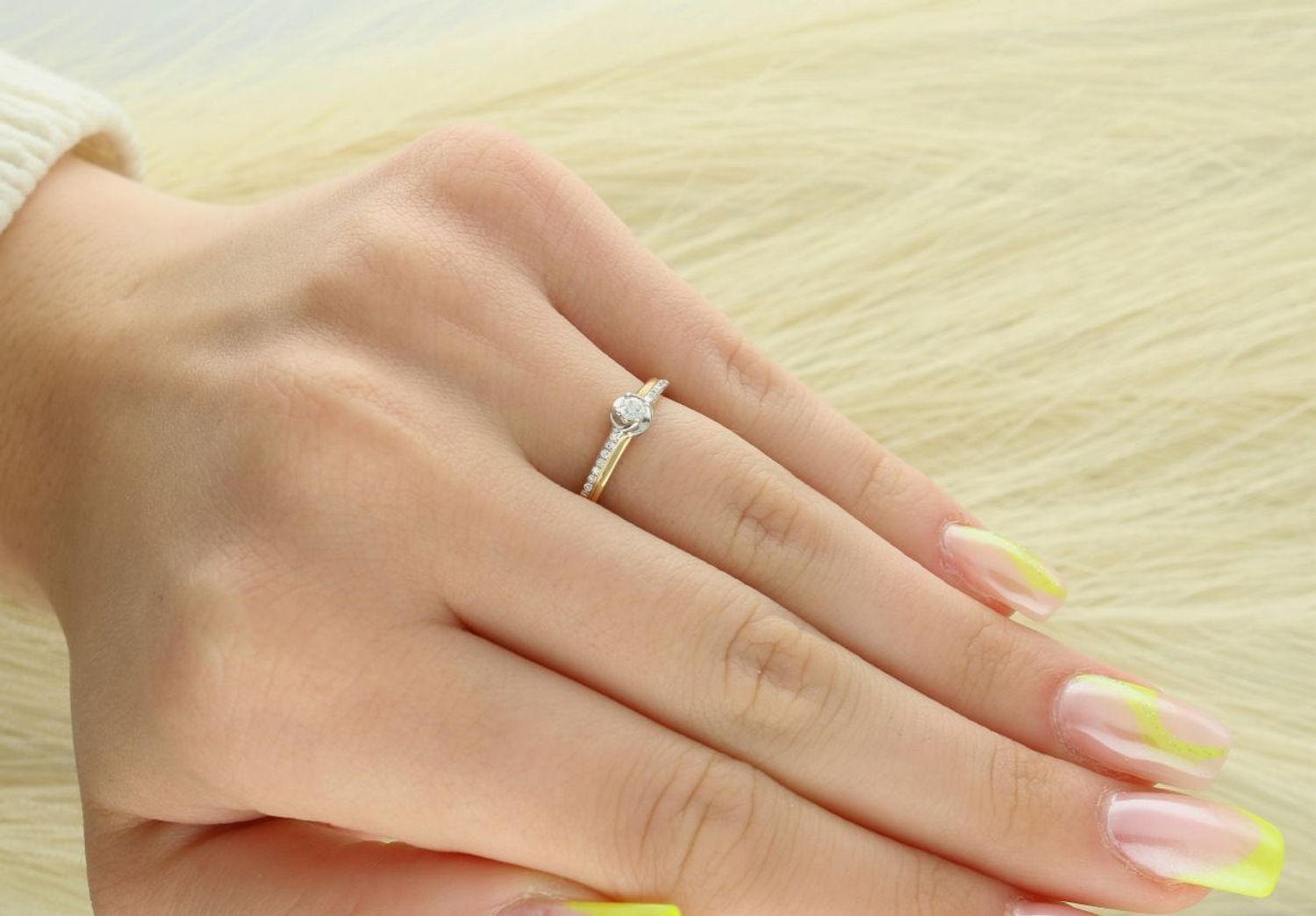 Piękny złoty pierścionek z 15 cyrkoniami 💎 o łącznej masie 0,10 ct. Żółte złoto próby 585 💛, waga 1,50 g, rozmiar 10. Idealny damski pierścionek na prezent 🎁. Kod R37006 YW-10.11.jpg